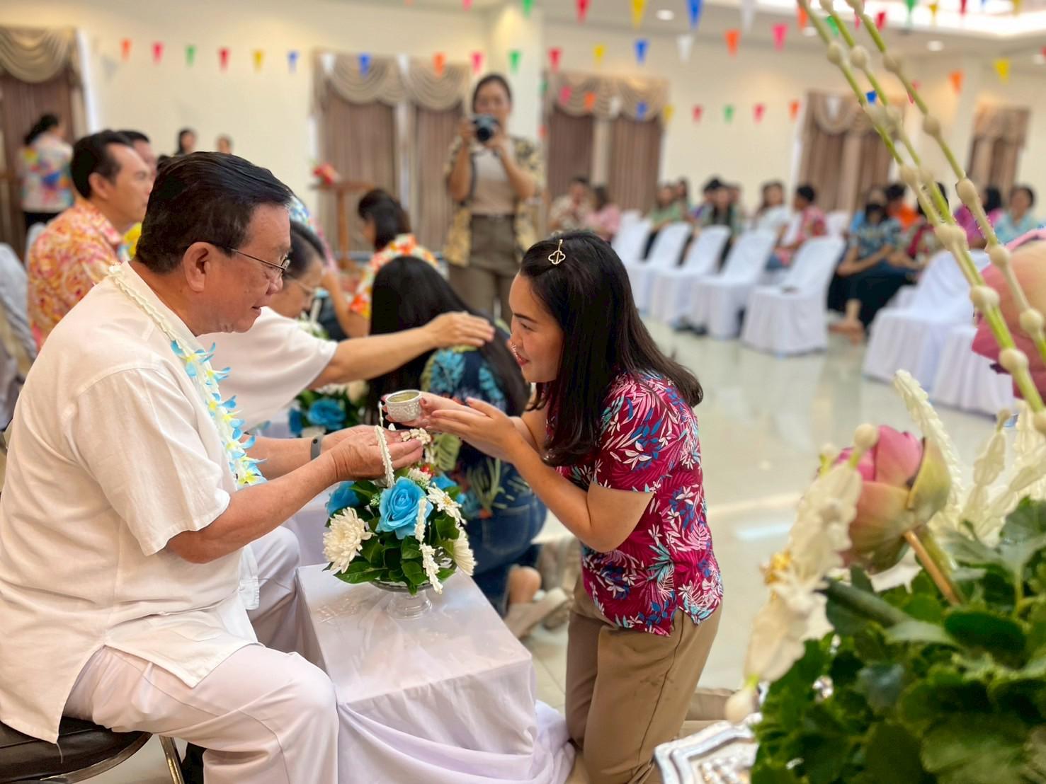 359. วันที่ 26 เมษายน 2568 สาขาการบริหารการศึกษา ได้จัดกิจกรรมรดน้ำดำหัวคณาจารย์ระดับบัณฑิตศึกษา ประจำสาขาการบริหารการศึกษา ณ ห้องประชุมครุร่มสัก 1 ชั้น 3 อาคารคณะครุศาสตร์